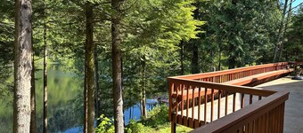 Cozy 3-bedroom lakeside chalet near Enumclaw