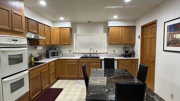 ميكروويف، فرن، موقد طهي مسطح، غسالة أطباق