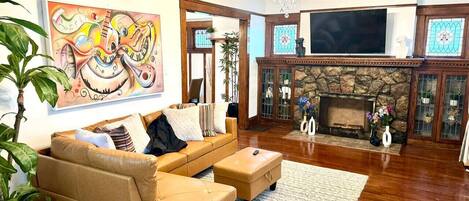 Télévision, cheminée