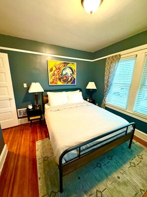 4 室のベッドルーム、デスク、アイロン / アイロン台、旅行用ベビーベッド