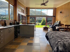 1 slaapkamer, een strijkplank/strijkijzer, wifi, beddengoed