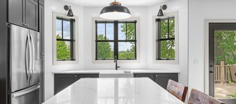 Spacious 4-BR Modern Farmhouse w/Acreage w/ Hot Tub/Fireplace