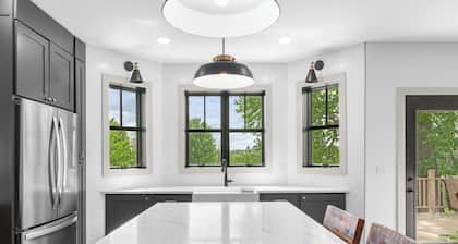 Spacious 4-BR Modern Farmhouse w/Acreage w/ Hot Tub/Fireplace