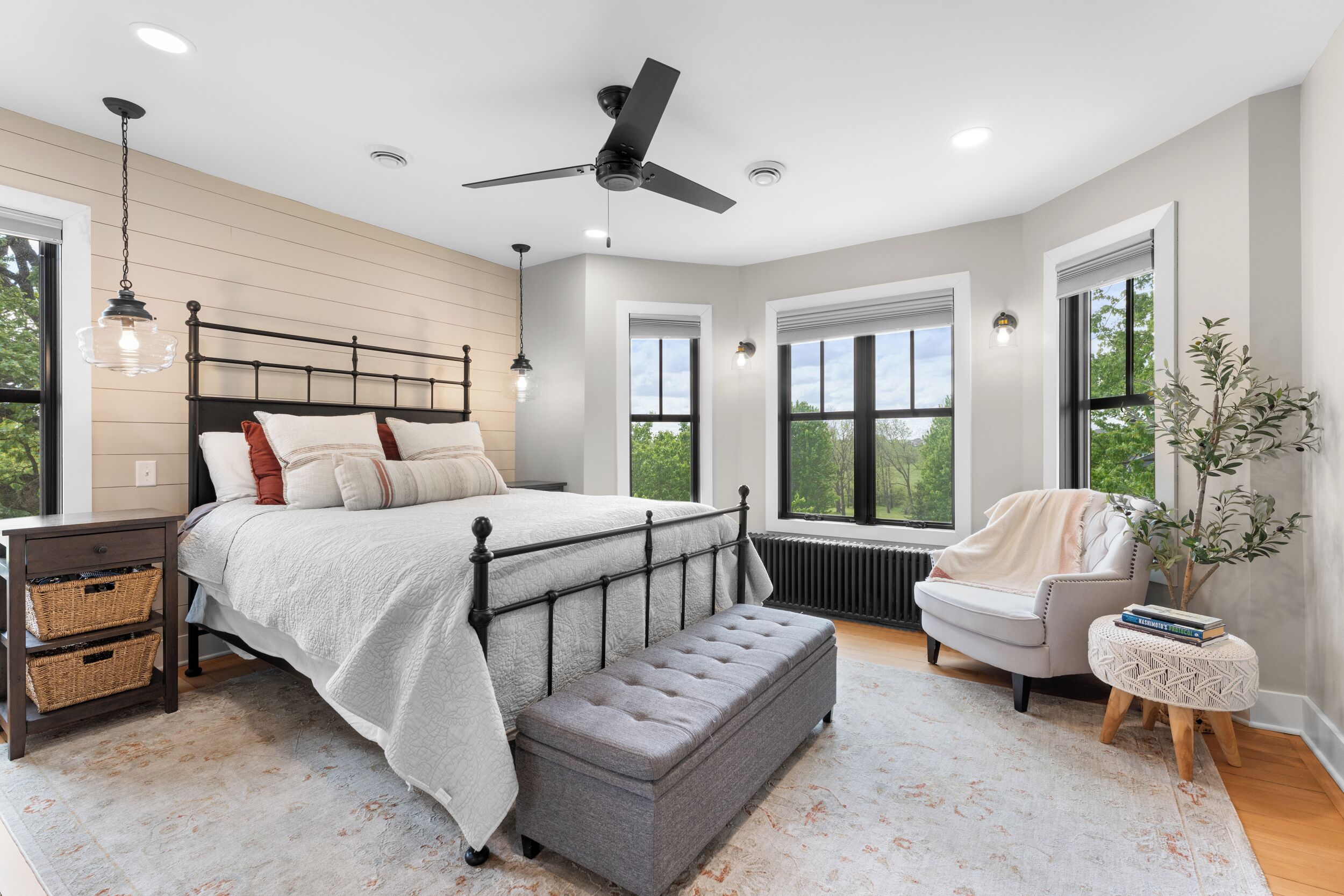 4 chambres, bureau, fer et planche à repasser, lit parapluie