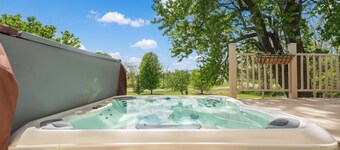 Hot Tub & Golf Retreat – 4-BR Home Near Rochester Quick access to Highway 52