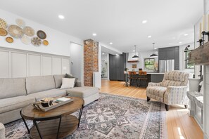 TV connectée, cheminée, jeux vidéo, lecteur de DVD