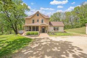 Exterior - 4BR Modern Home, Hot Tub, Fire Table & Family Room (Zumbrota)