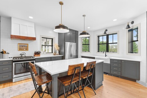 4BR Modern Home, Hot Tub, Fire Table & Family Room