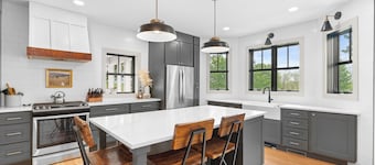 4BR Modern Home, Hot Tub, Fire Table & Family Room