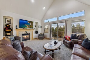 تلفزيون ذكي، مدفأة، ألعاب فيديو، كرة قدم الطاولة