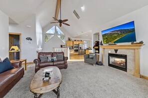Smart TV, chimenea, videojuegos y futbolito