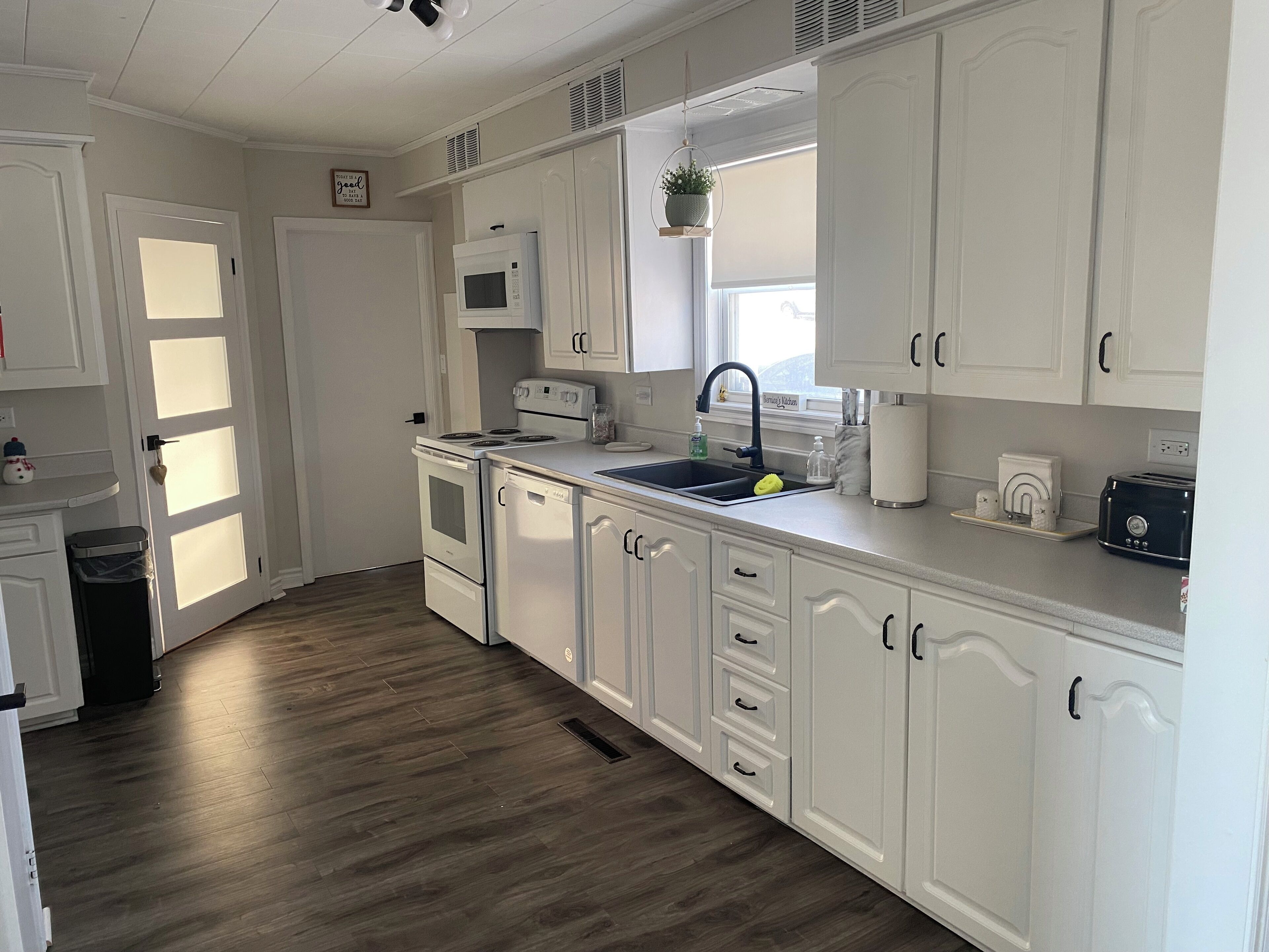 Mikrovågsugn, ugn, spishäll och diskmaskin