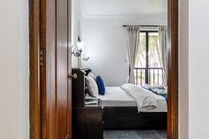 Apartamento superluxo, 2 quartos, varanda, vista para a piscina | Ferros/tábuas de passar roupa, Wi-Fi de cortesia