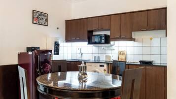 Luxury Apartment, 2 Bedrooms, Patio, Pool View | Dining room