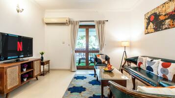 Luxury Apartment, 2 Bedrooms, Patio, Pool View | Living area