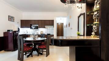 Luxury Apartment, 2 Bedrooms, Patio, Pool View | Private kitchen