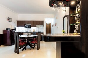 Luxury Apartment, 2 Bedrooms, Patio, Pool View | Private kitchen