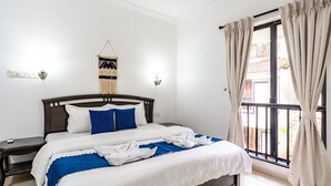 Appartement luxueux, 2 chambres, patio, vue sur la piscine | Fer et planche à repasser, accès au Wi-Fi (inclus)