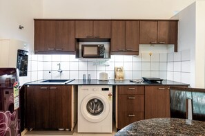 Luxury Apartment, 2 Bedrooms, Patio, Pool View | Private kitchen