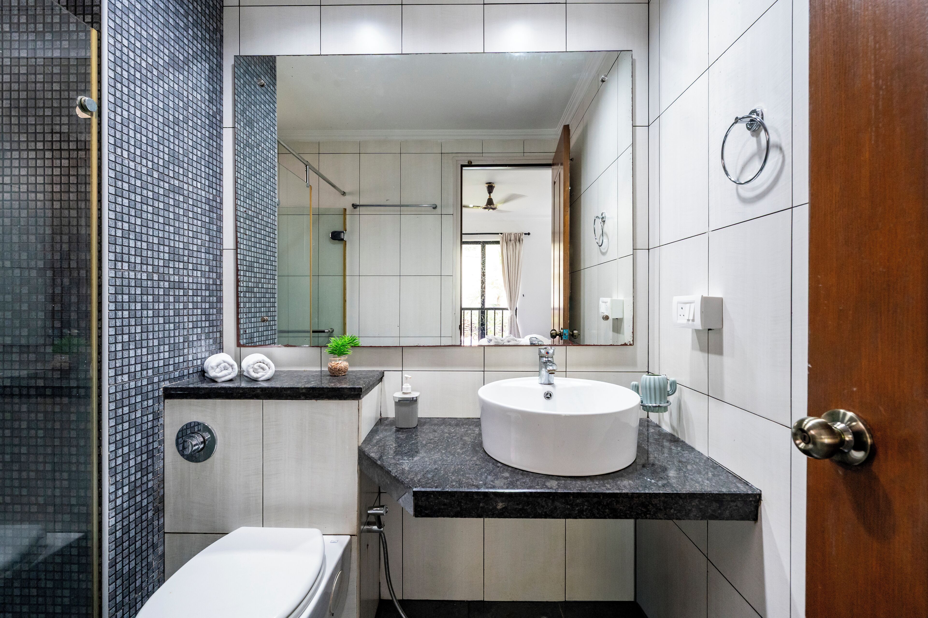 Departamento de lujo, 2 habitaciones, patio, vista a la alberca | Baño | Regadera, toallas, jabón, shampoo 