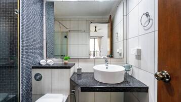 Departamento de lujo, 2 habitaciones, patio, vista a la alberca | Baño | Regadera, toallas, jabón, shampoo