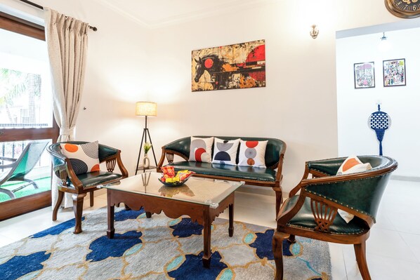 Luxury Apartment, 2 Bedrooms, Patio, Pool View | Living area