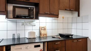 Luxury Apartment, 2 Bedrooms, Patio, Pool View | Private kitchen