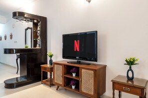 Apartamento superluxo, 2 quartos, varanda, vista para a piscina | Área de estar