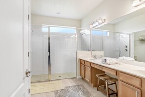 Hair dryer, towels - Luxury Accessible Home @ Solterra Resort - Game Room, Lazy River, and More! (Davenport)