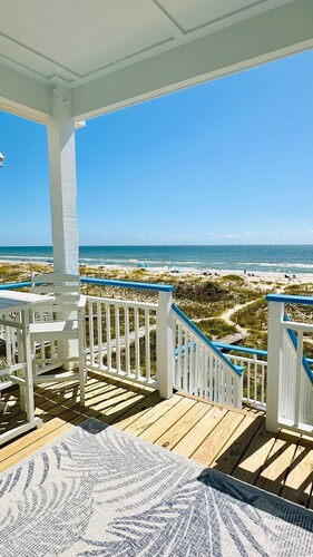 Splash on St. George Island, beachfront, beautiful, close to everything