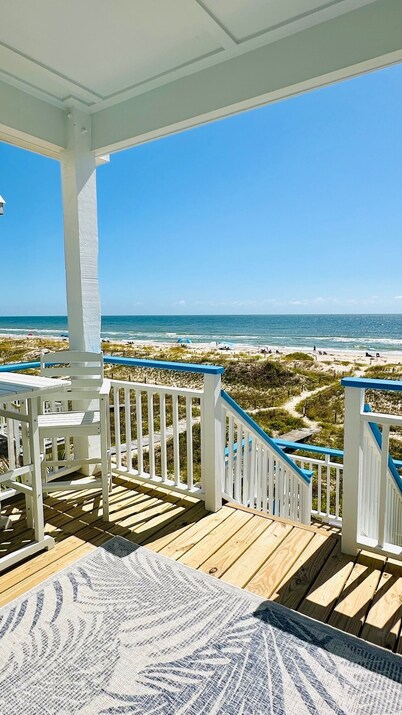 Splash on St. George Island, beachfront, beautiful, close to everything