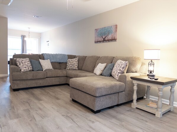 Una Smart TV, una chimenea, libros