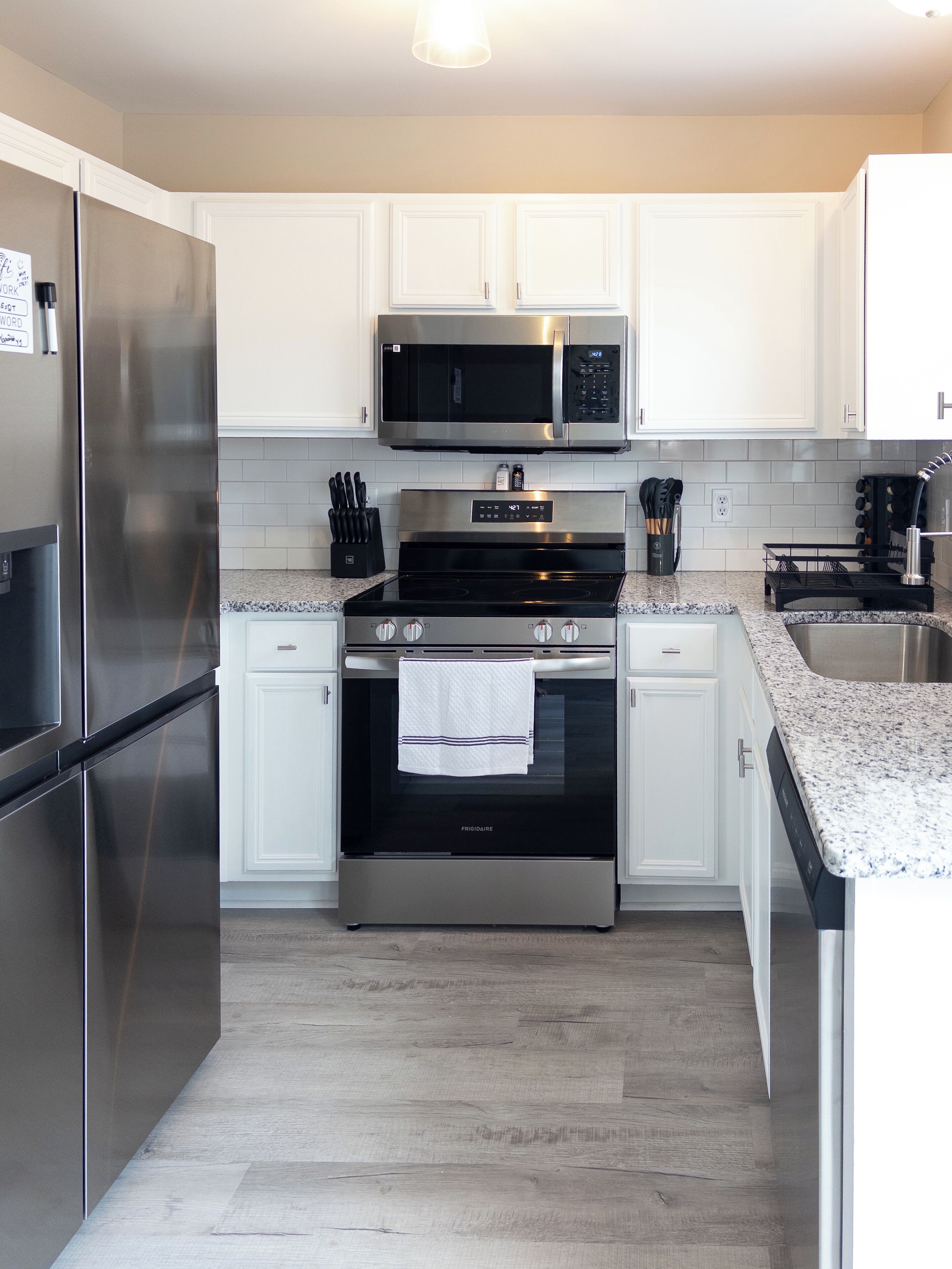 Réfrigérateur, micro-ondes, four, plaque de cuisson