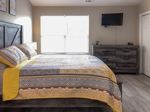 2 bedrooms, iron/ironing board, free WiFi, bed sheets - Convenient Charming Townhouse (Raleigh)