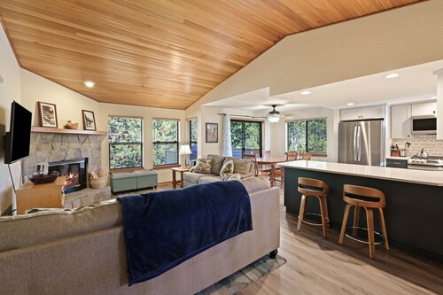 Fairway Village 25 - SHARC + Condo Pool, Hot Tub, Near Golf Course, A/C