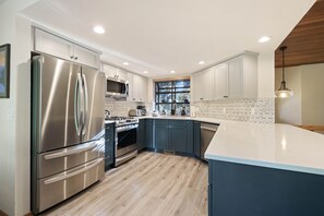 Køleskab, mikrobølgeovn, ovn, kogeplade