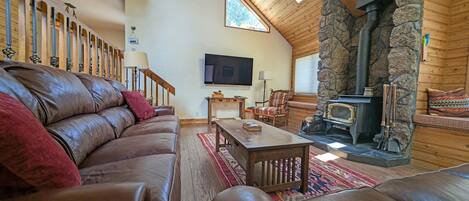 Een televisie en een open haard