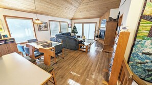 TV, fireplace - Coyote 7 - Cozy, Private Hot Tub, Gas Fireplace (Sunriver)