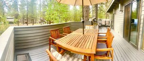 Outdoor dining - Coyote 7 - Cozy, Private Hot Tub, Gas Fireplace (Sunriver)