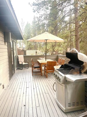 Outdoor dining - Coyote 7 - Cozy, Private Hot Tub, Gas Fireplace (Sunriver)