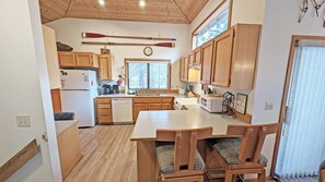 Fridge, microwave, oven, stovetop - Coyote 7 - Cozy, Private Hot Tub, Gas Fireplace (Sunriver)