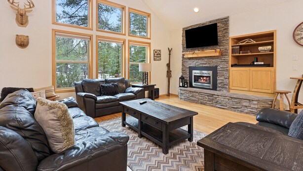 Living area - Cultus 15 - Beautiful, SHARC, Pool Table, A/C, Gas Fireplace (Sunriver)