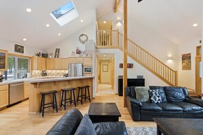 TV, fireplace - Cultus 15 - Beautiful, SHARC, Pool Table, A/C, Gas Fireplace (Sunriver)