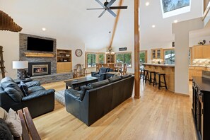 TV, fireplace - Cultus 15 - Beautiful, SHARC, Pool Table, A/C, Gas Fireplace (Sunriver)