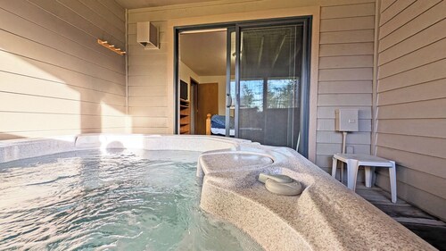 Fairway Village 8 - SHARC + Condo Pool, Hot Tub, A/C