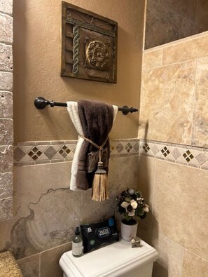 Douche, sèche-cheveux, serviettes fournies, savon