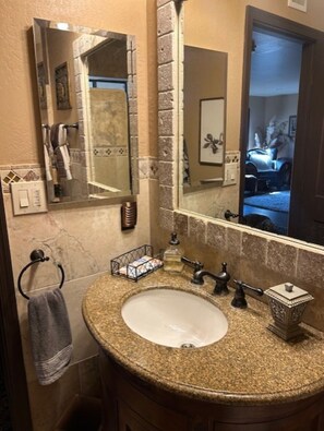 Douche, sèche-cheveux, serviettes fournies, savon