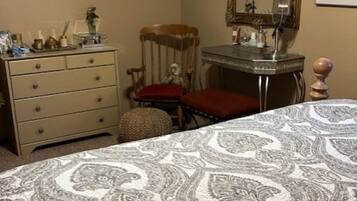 Travel crib, free WiFi, bed sheets
