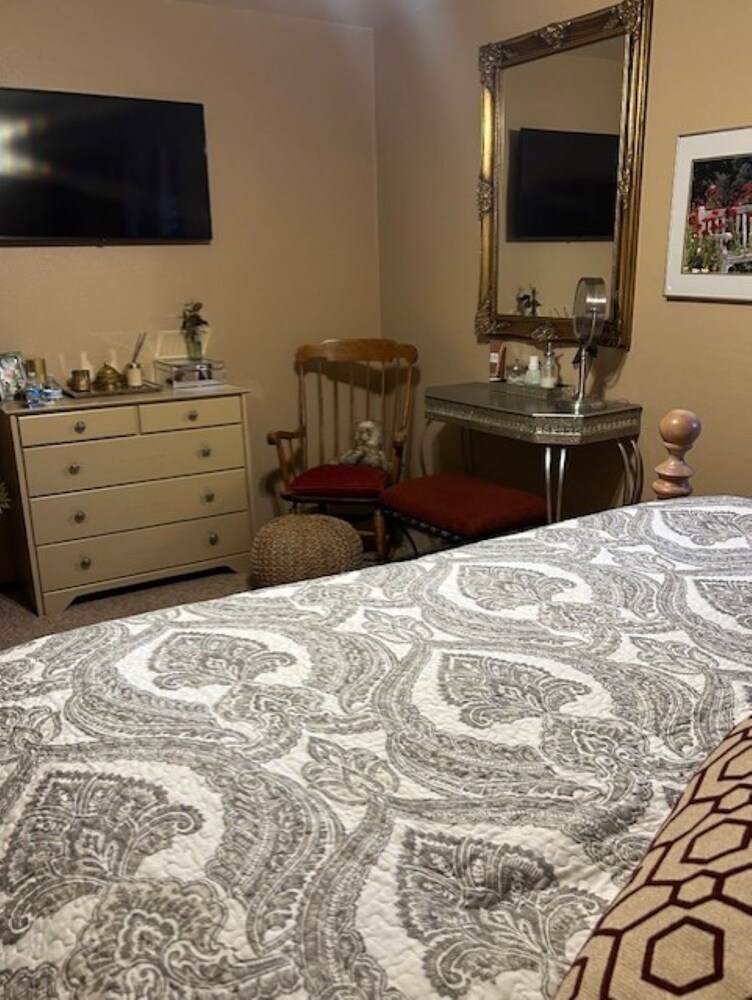 Picture of Peaceful mountain retreat-Private room King bed & bath in hallway in my ...