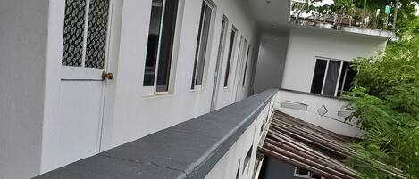 Vista frontal de la propiedad